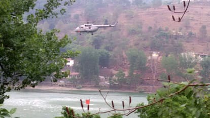 air force came with helicopter to control on forest fire