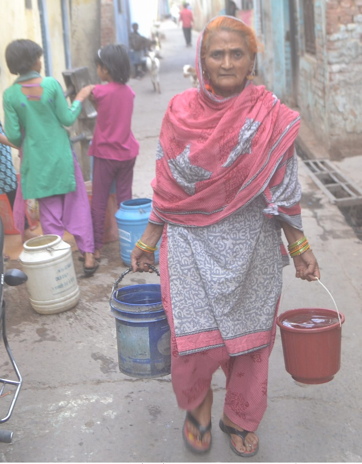 bijalee ghar par phaalt, aath ghante thap rahee aapoorti