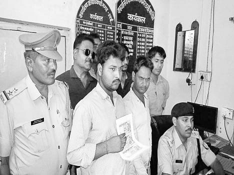 Two arrested with fake currency