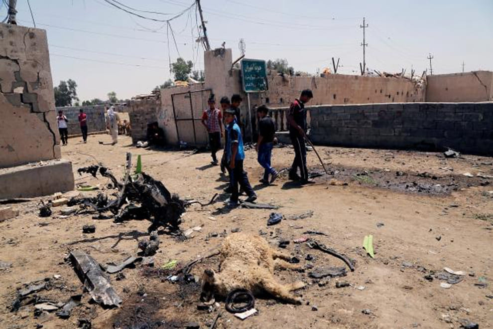 Bomb attack on Shi'ite pilgrims in Baghdad kills at least 21 people