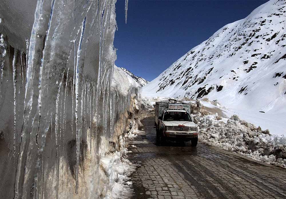 Srinagar-Sonamarg road work will be completed in June