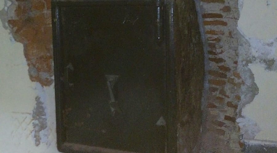 thieves dig chhatar manzil heavy locker