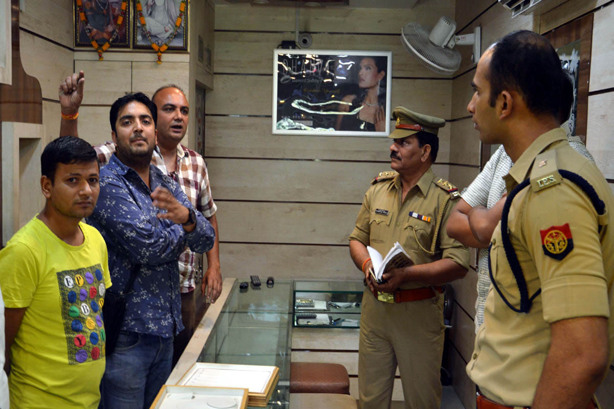 Jewellery shop robbed in broad daylight