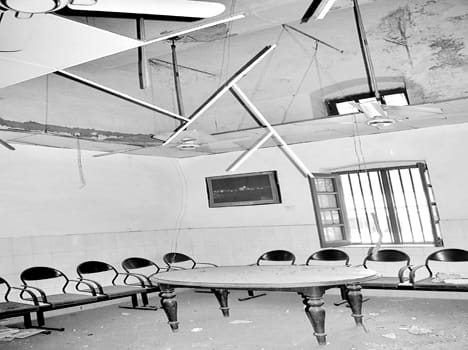 Fall of the female waiting room ceiling fell railway