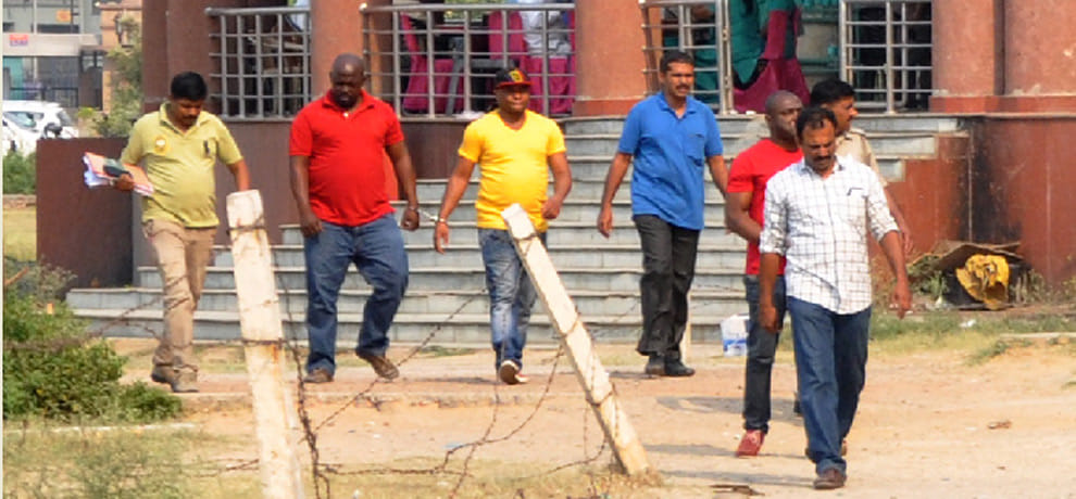 1.5 crore swindle by telling himself nigeria Prince