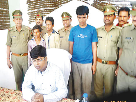 Disclose theft, three thieves arrested