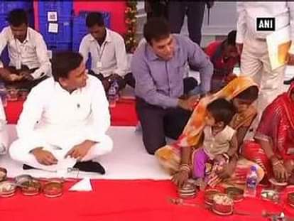 UP CM Akhilesh Yadav inaugurates canteen for labourers 