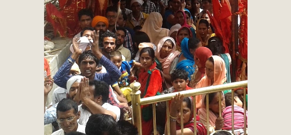 lady chain snatcher caught red handed at baba balak nath temple.