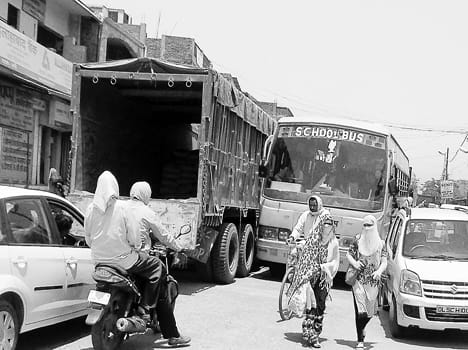 Reflex tapes full of school children, two injured