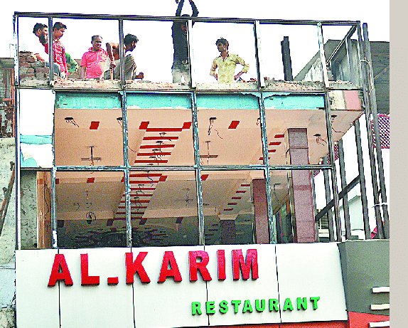samne aaya budojar to kudh hi utha liya hatora