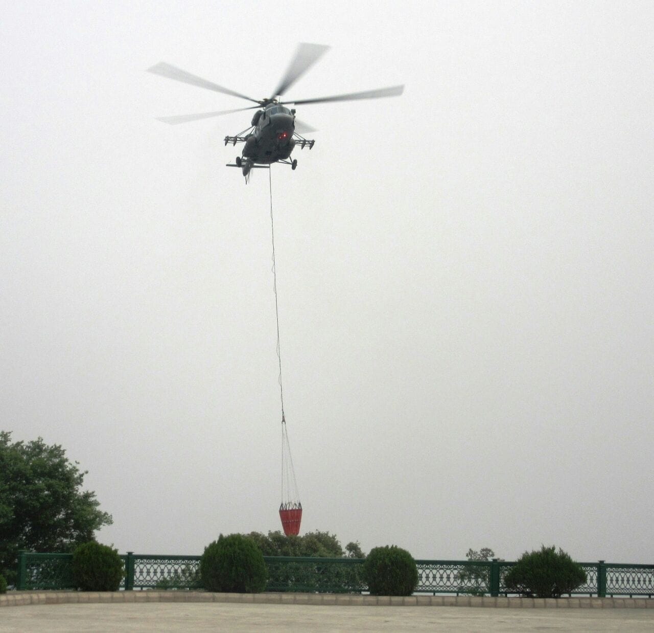 mi-17 control on wildfire in uttarakhand forest