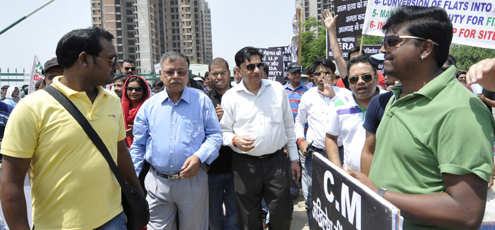 builder blockade warning, buyers protest