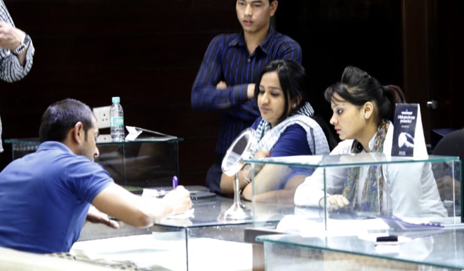 robbery of 12 crore in jewellery showroom in chandigarh