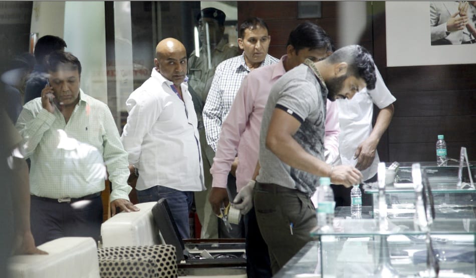 robbery of 12 crore in jewellery showroom in chandigarh