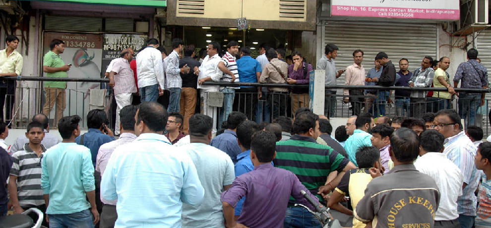 45 lakh robbery in Jewellery showroom