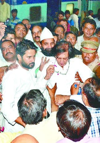 Pro. On reaching the town of Wasim Barelvi welcome