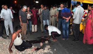 The truck crushed the woman's death , chaos and blockade