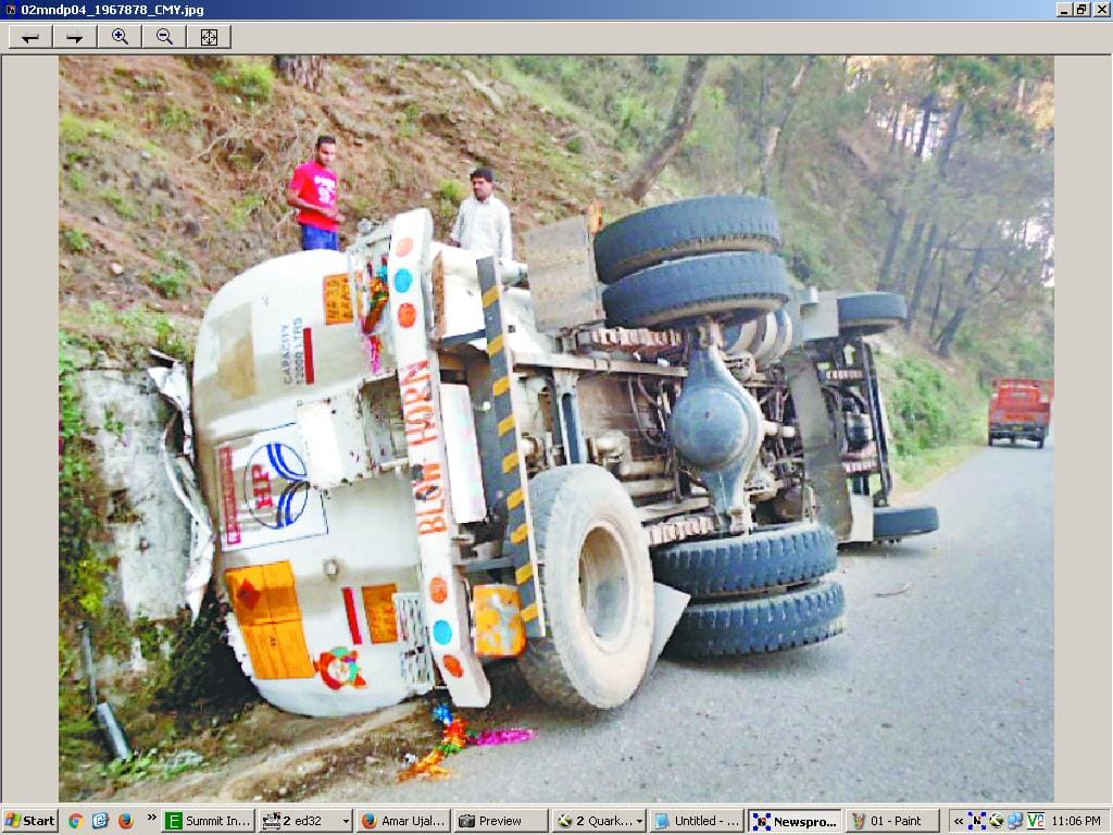 petrol tankar fall in road               