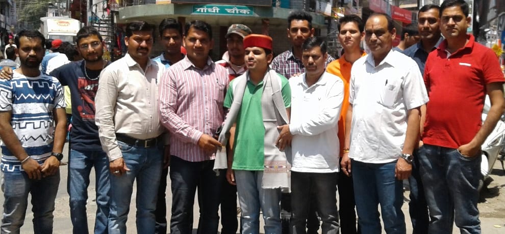 Ashish parmar qualify bank PO exam even after his blindness.