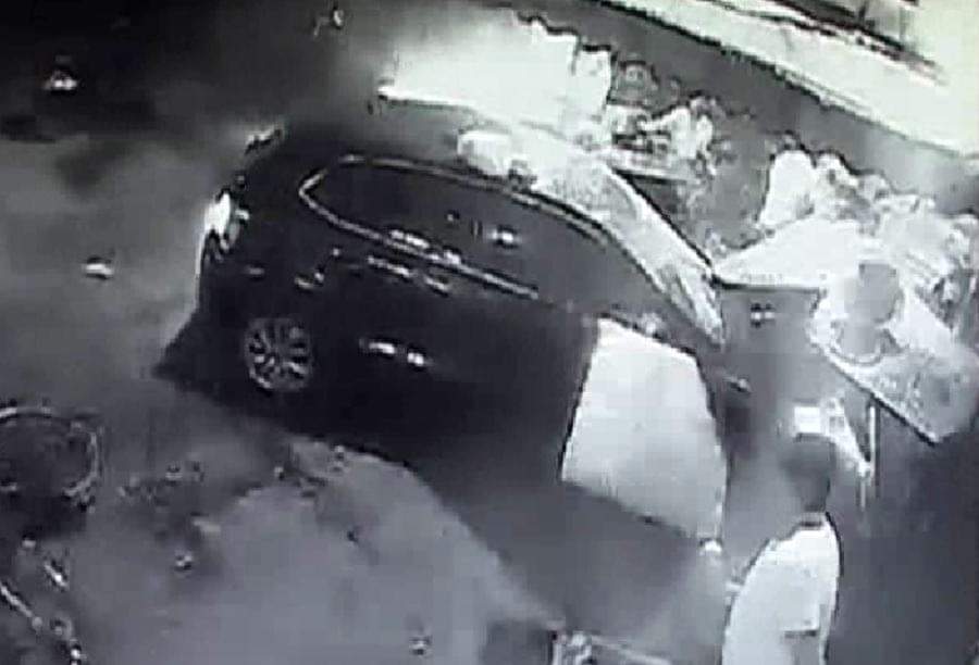 रेस्टोरेंट में घुसी कार