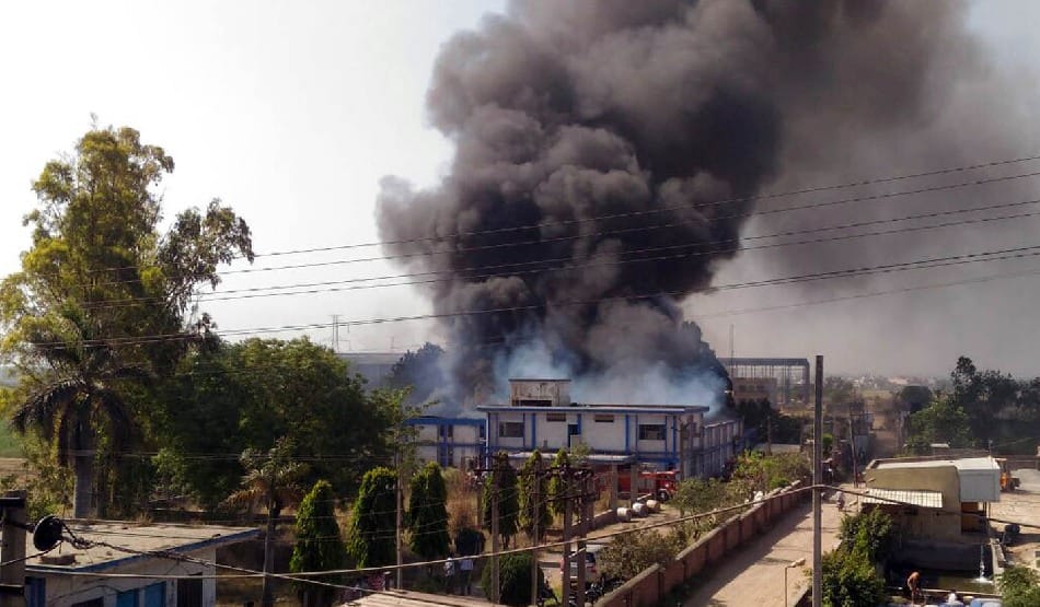 brutal fire at factory in derabassi, Goods of lakhs burn