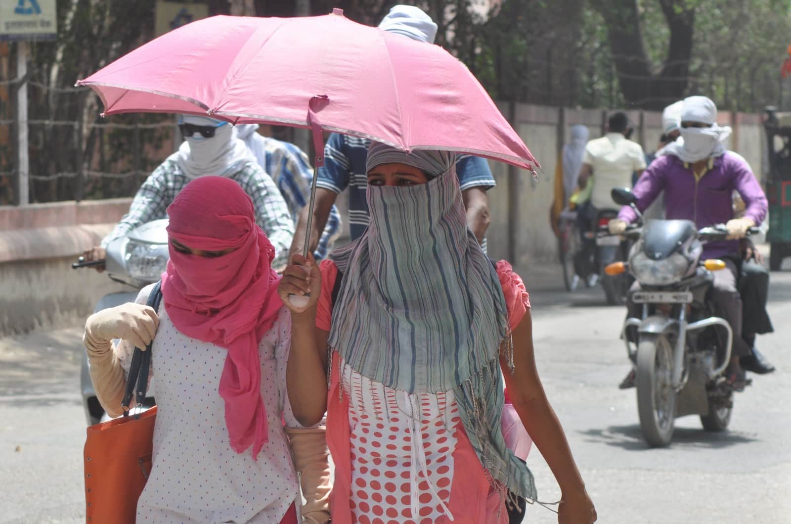 Rainfall in lansdowne during hot summer weather