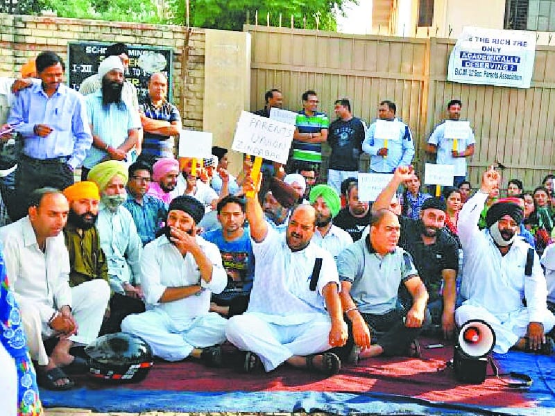 protest, parents protest outside school in ludhiana, ludhiana protest