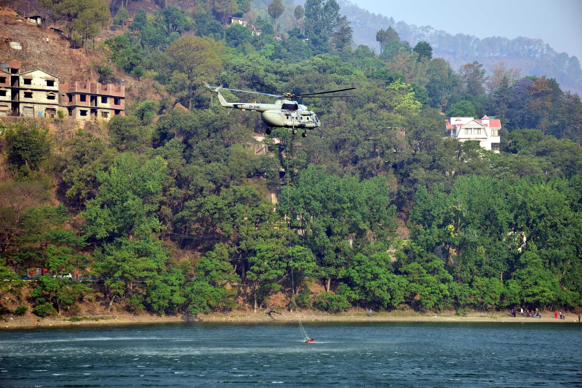 MI-17 Poured water on burning forest of uttarakhand.