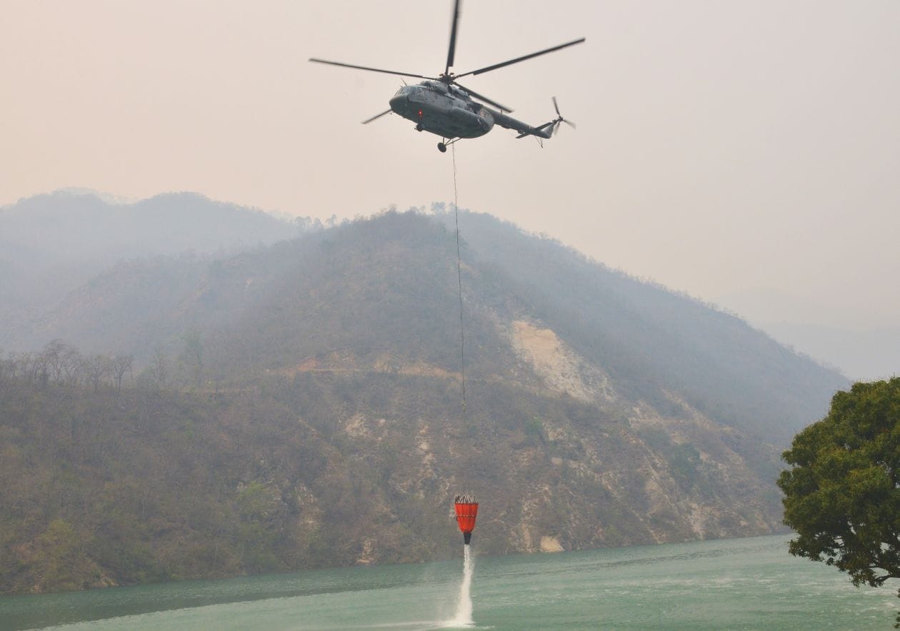 MI-17 Poured water on burning forest of uttarakhand.