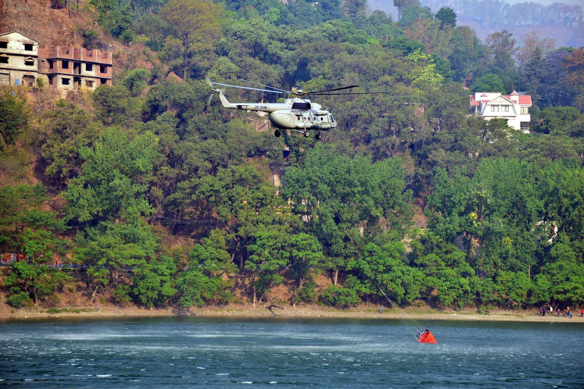 MI-17 Poured water on burning forest of uttarakhand.