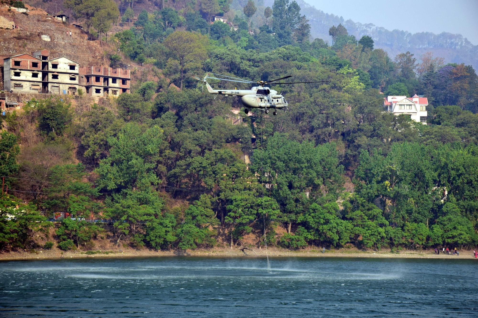 MI-17 Poured water on burning forest of uttarakhand.