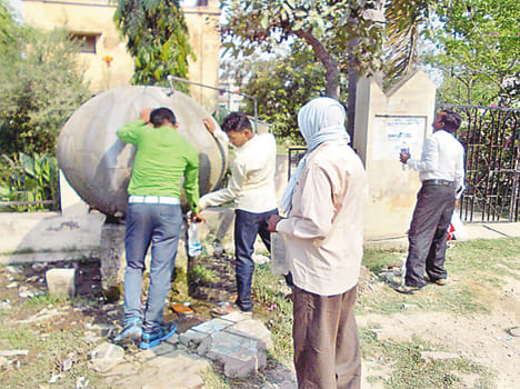People suffering from the scorching sun