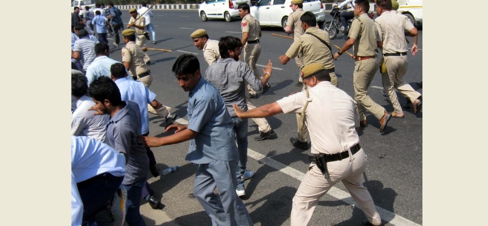 police lathi charge on taxi drivers in gurgaon