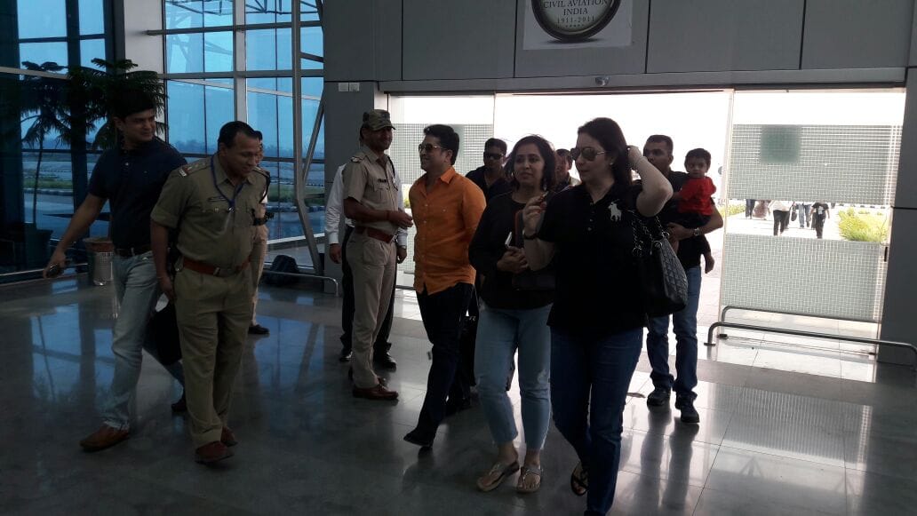sachin tendulkar poses with his fans.