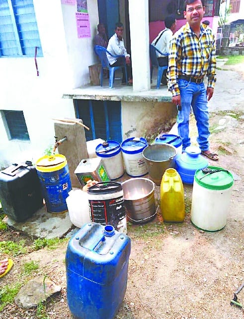 A man and a pot of water waiting tenacity