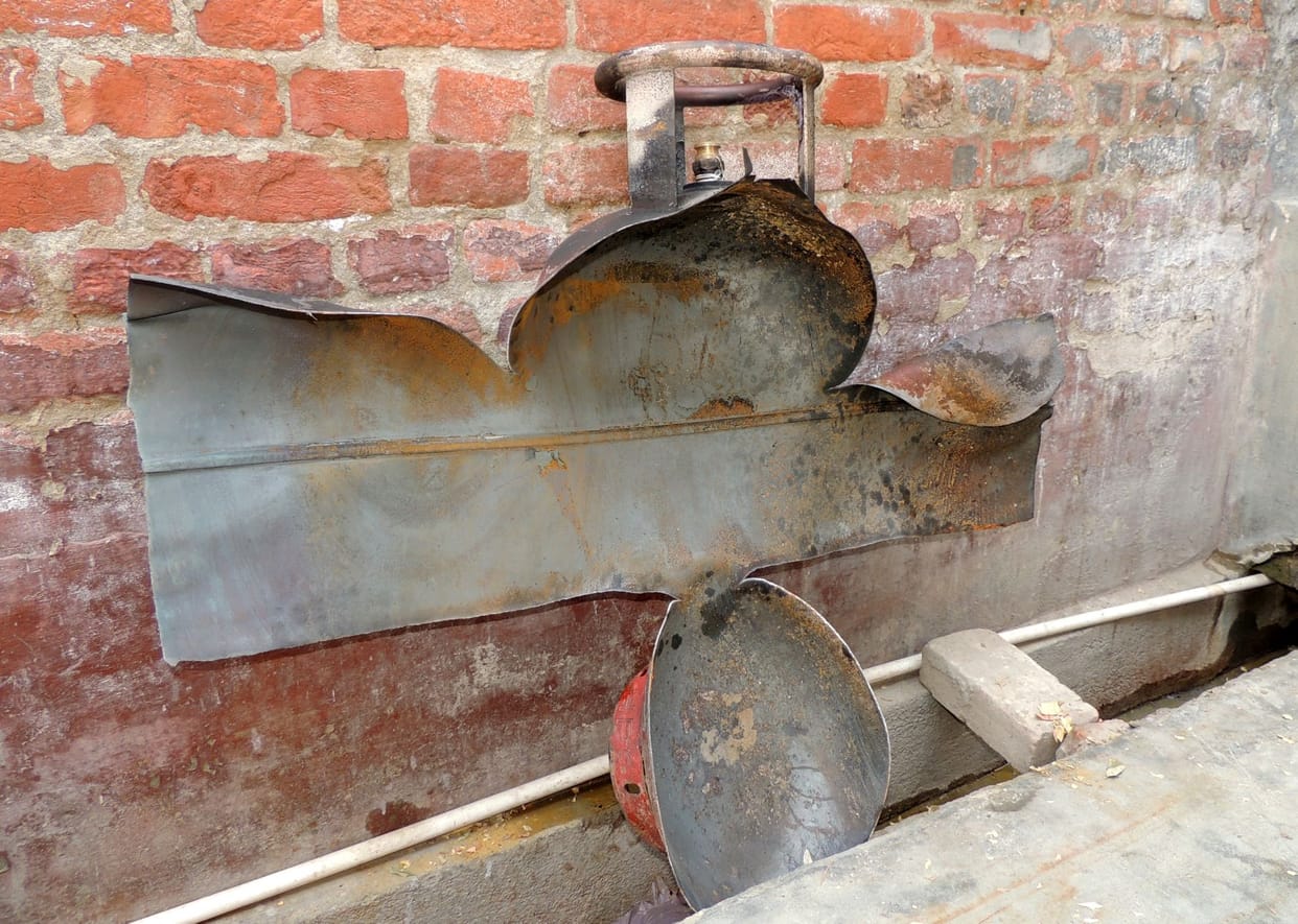 Cylinder blast in the kitchen, family narrowly escapes