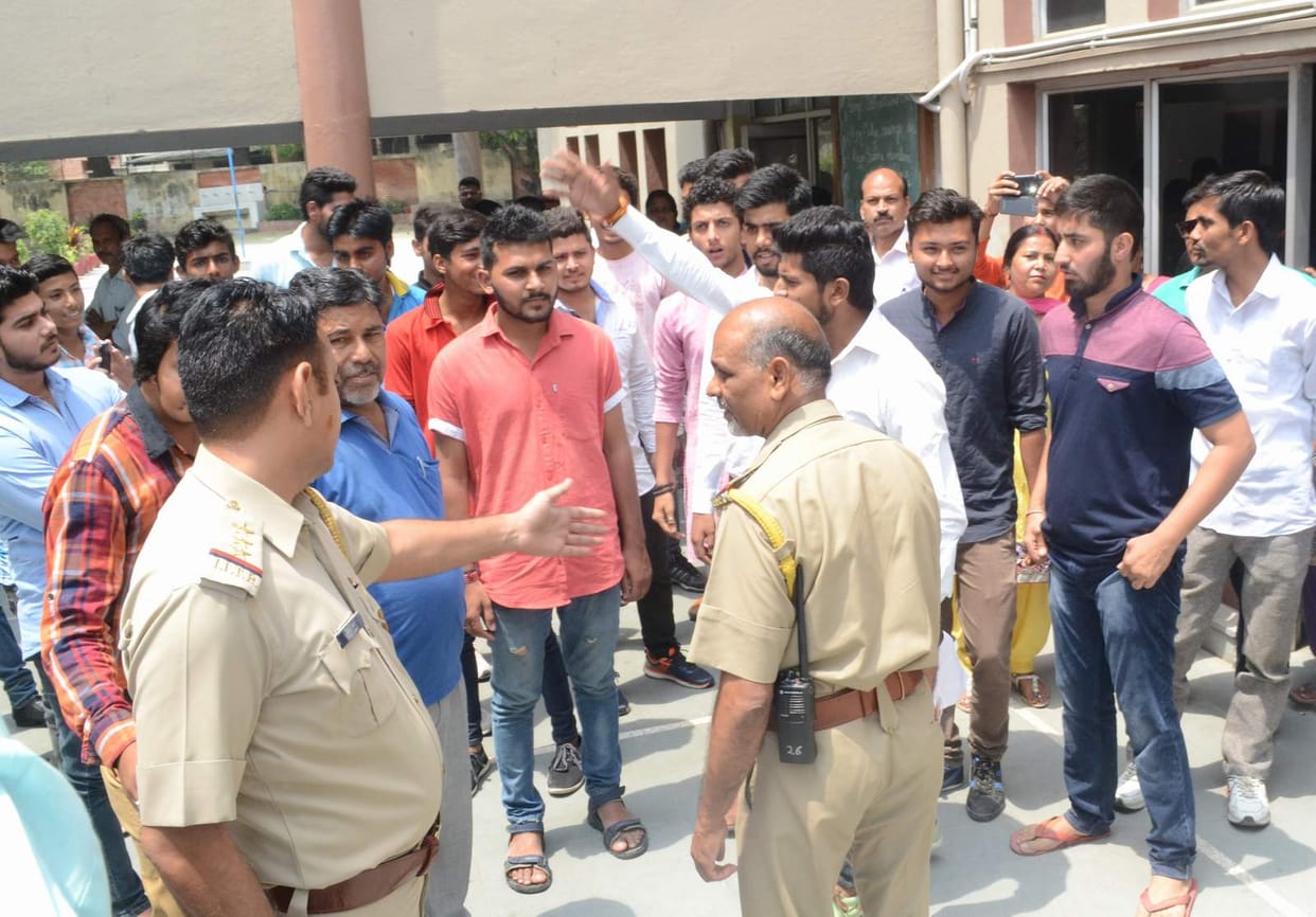 Abvp protested with parents against management of ABN school.