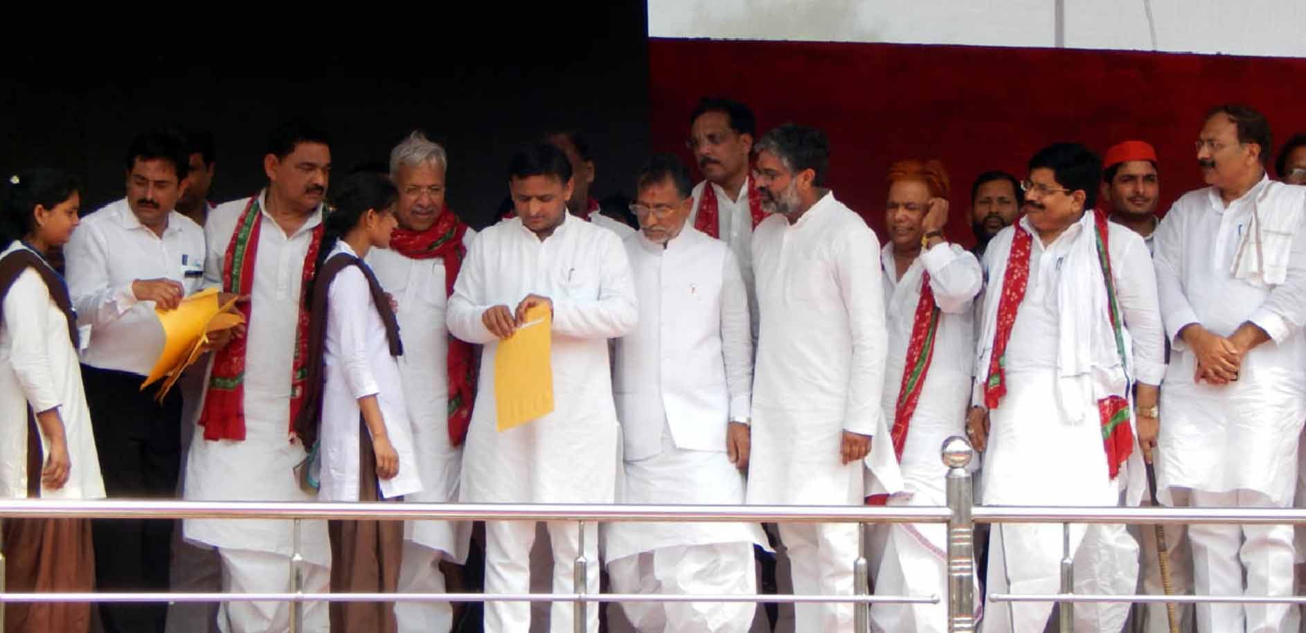 Akhilesh yadav in Balia, targets modi government.