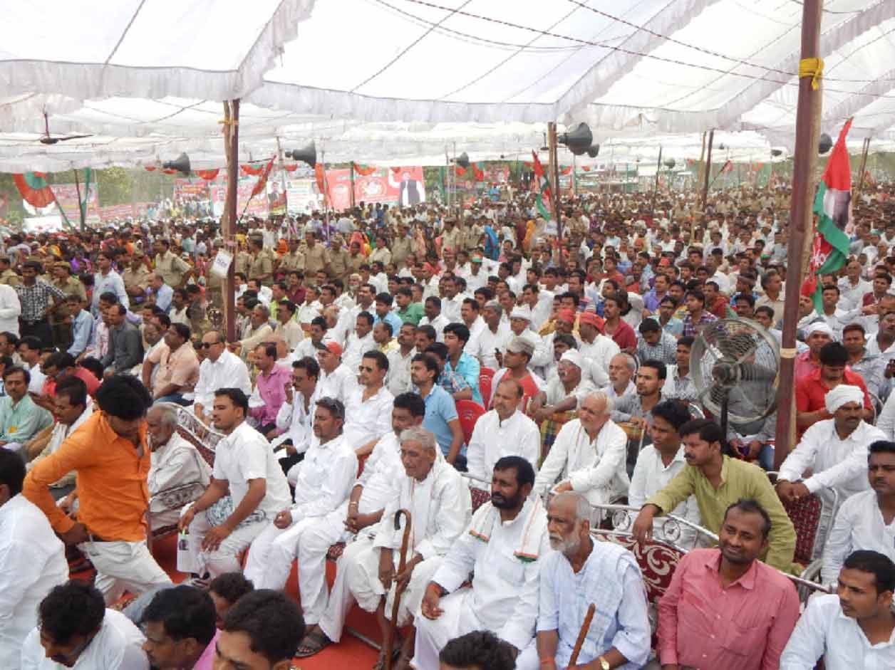 Akhilesh yadav in Balia, targets modi government.