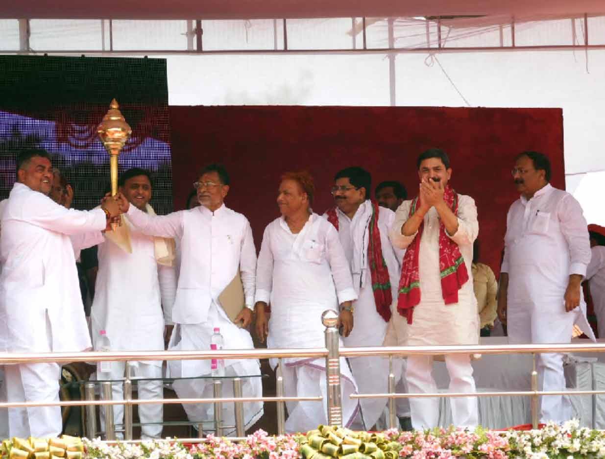 Akhilesh yadav in Balia, targets modi government.