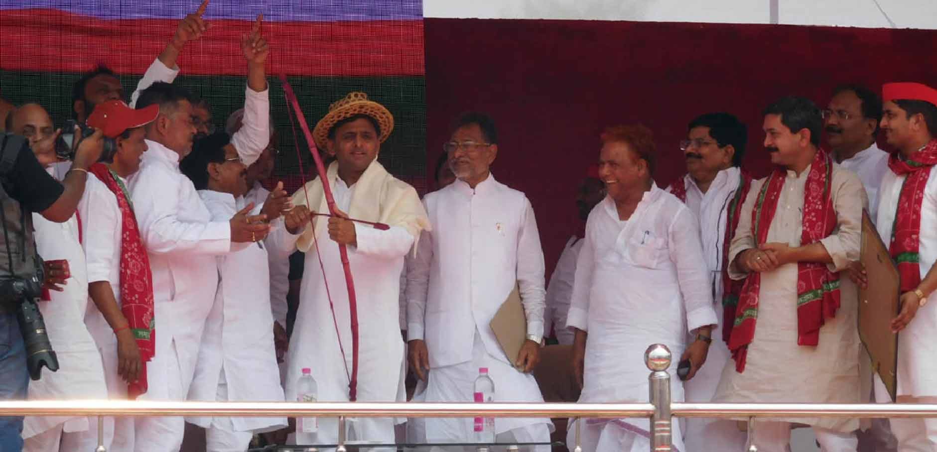 Akhilesh yadav in Balia, targets modi government.