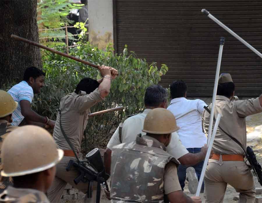 Clash between police & Student in Allahabad University.