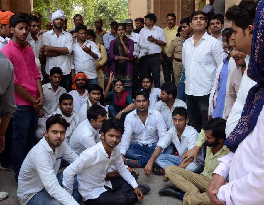 Clash between police & Student in Allahabad University.