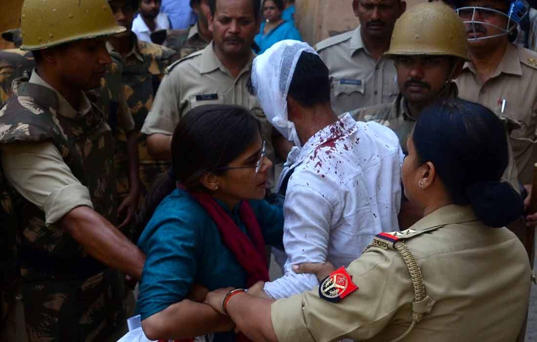 Clash between police & Student in Allahabad University.