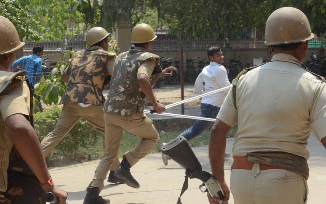 Clash between police & Student in Allahabad University.