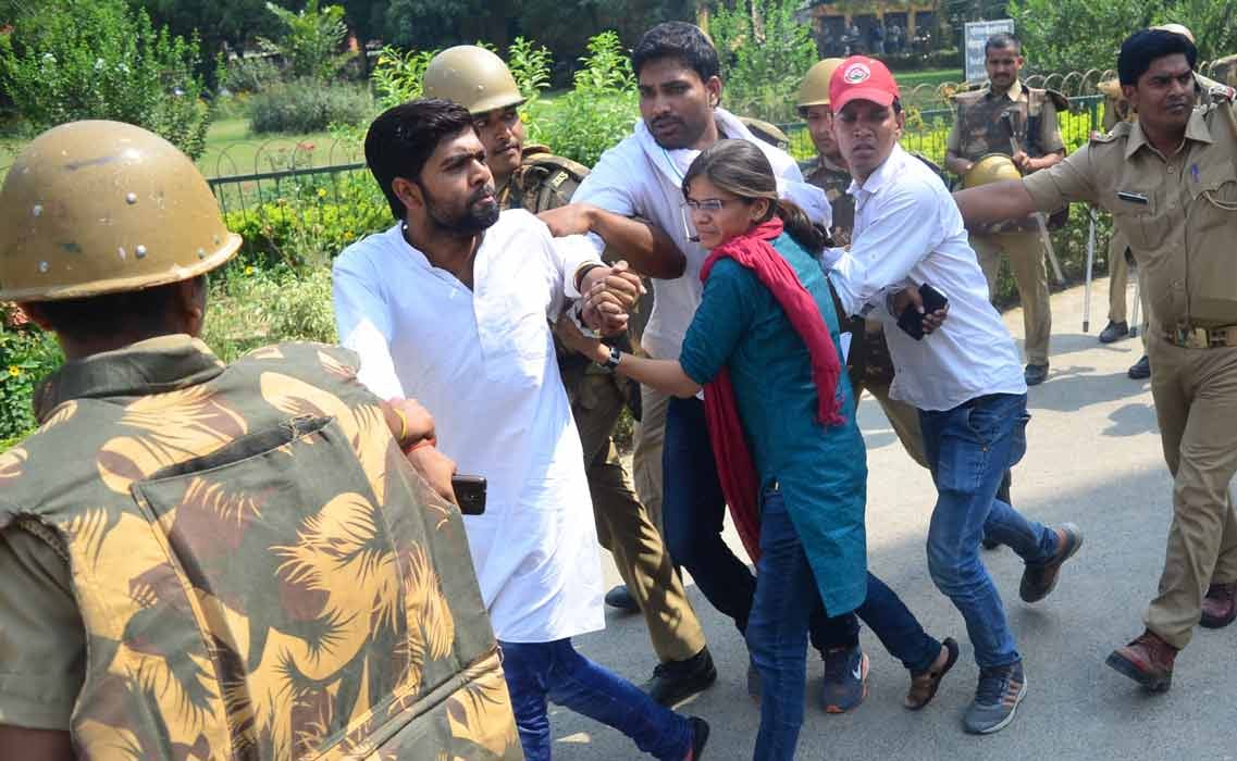 Clash between police & Student in Allahabad University.