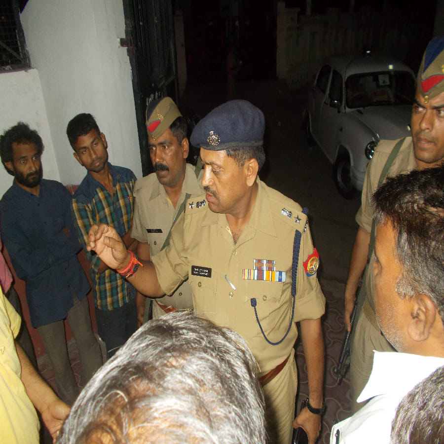 Couple, bike riding miscreants looted