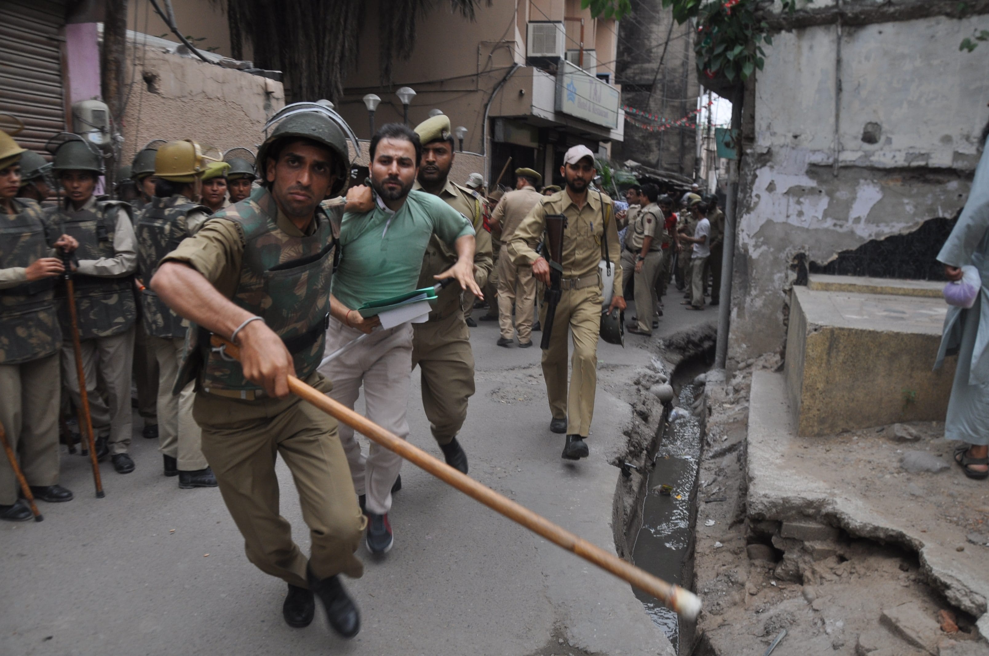 Heavy clashes between the police and hotel owner