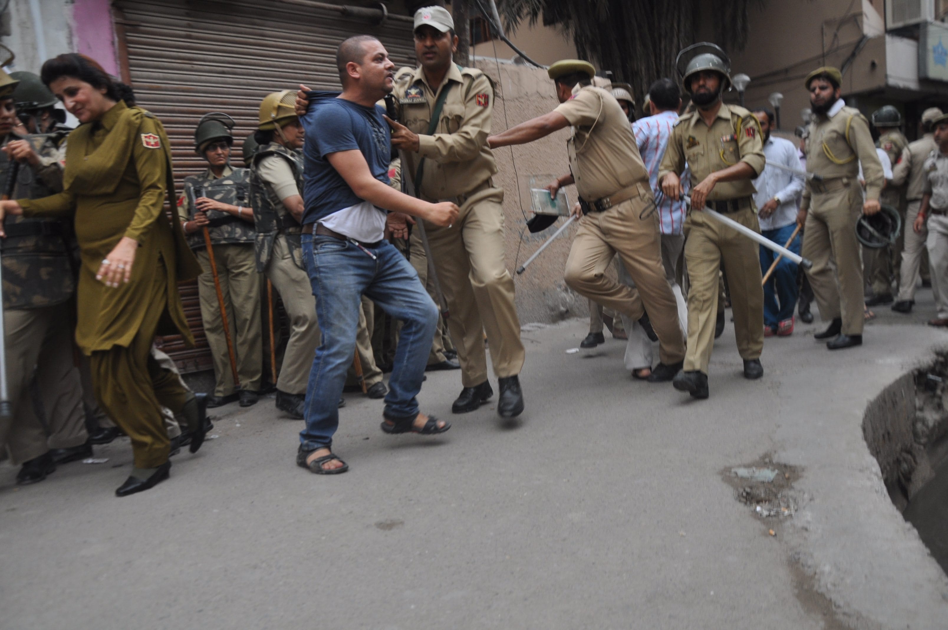 Heavy clashes between the police and hotel owner
