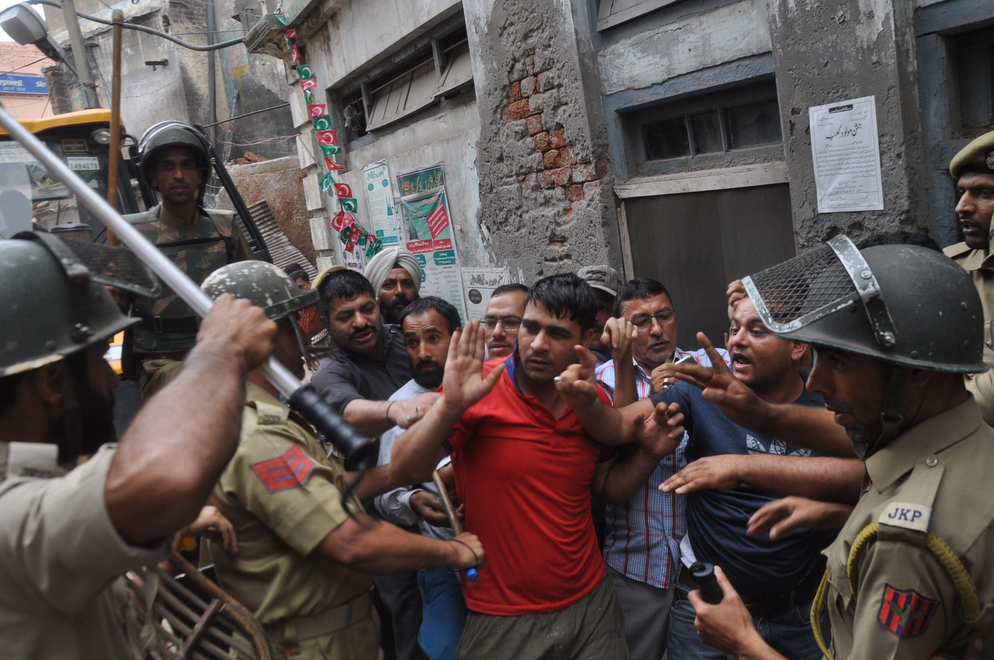 Heavy clashes between the police and hotel owner